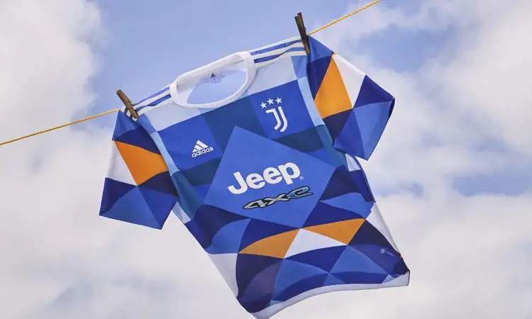Juventus dévoile son 4e maillot de football 2022