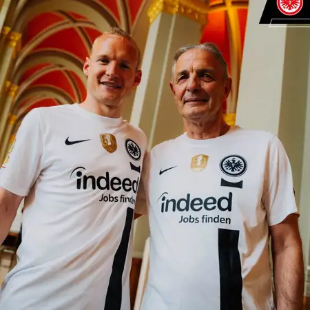 Voici le maillot de football Eintracht Frankfurt DFB Pokal Final 2023