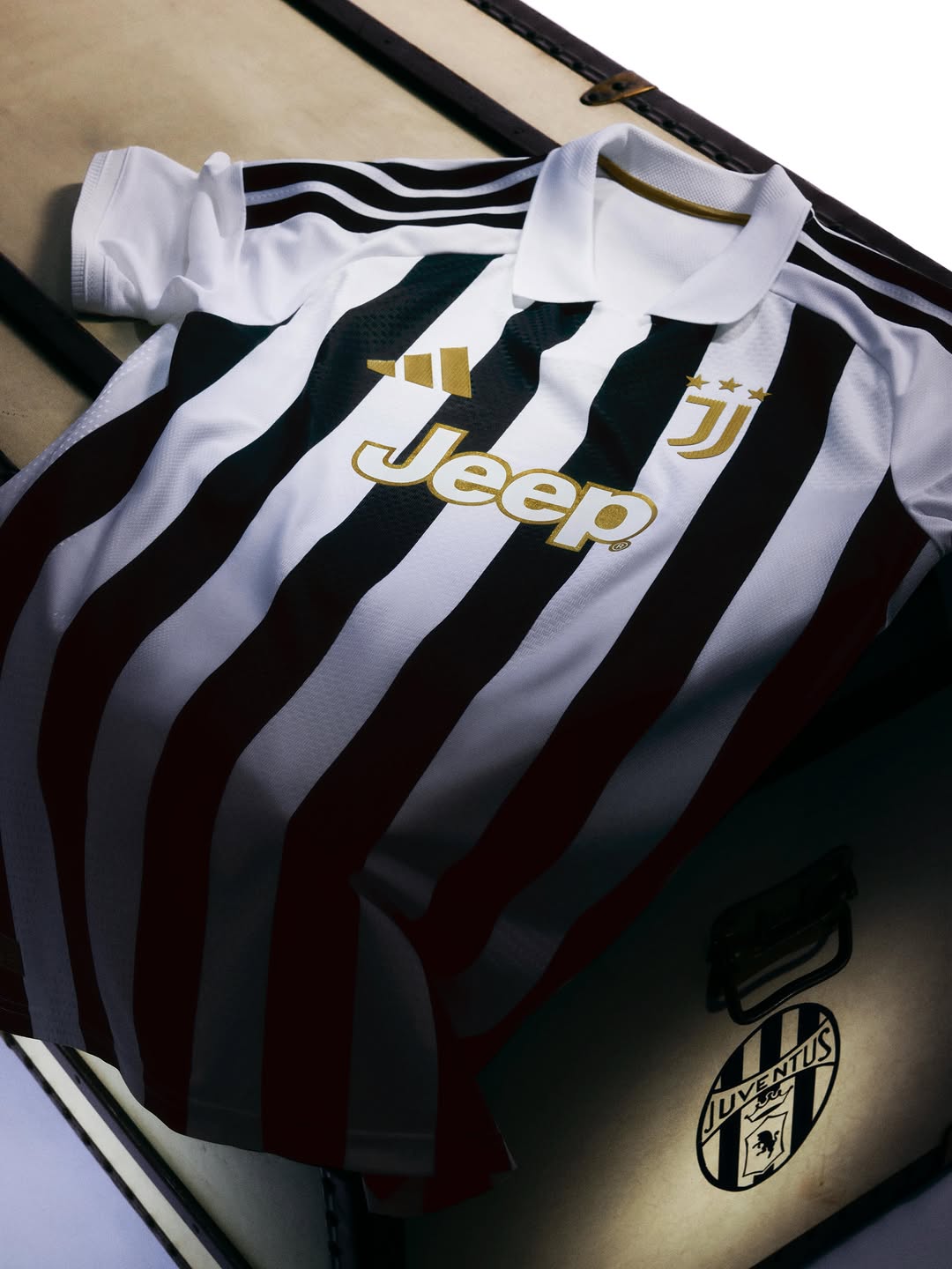 Le maillot domicile de la Juventus 2026-2027 inspiré du maillot 1976-1977