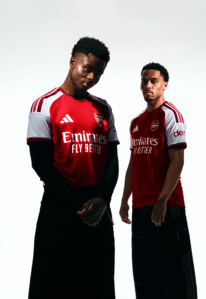 Maillot domicile Arsenal 2026-2027 inspire de l'Emirates Stadium