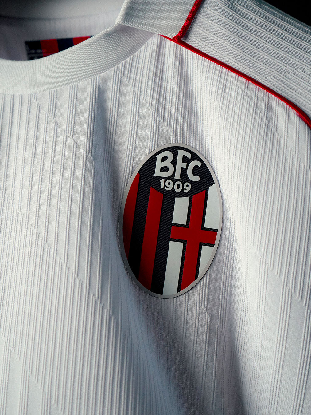 Les maillots du Bologna FC 2026-2027 en hommage au Stadio Renato Dall'Ara