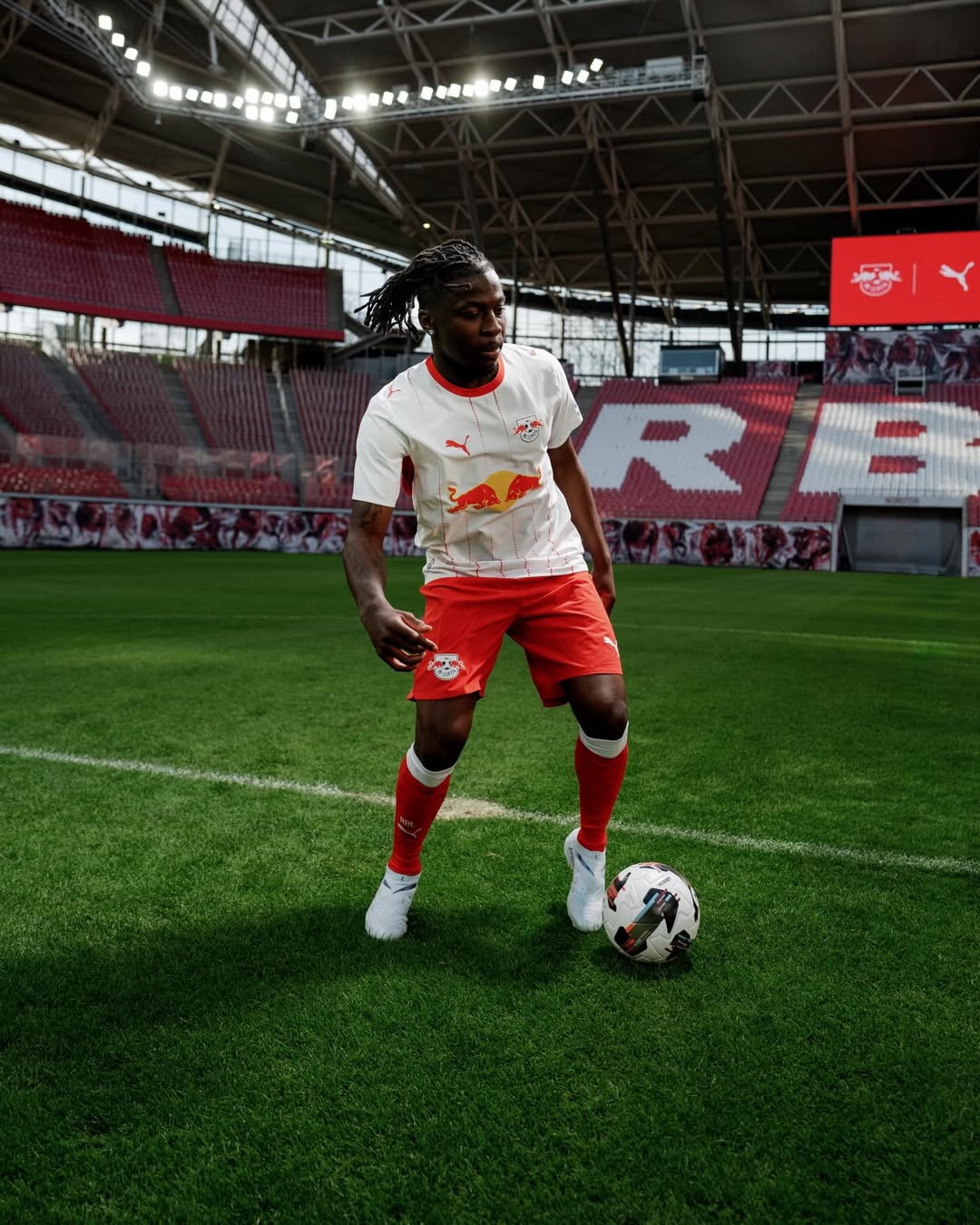Maillot domicile Red Bull Leipzig 2026-2027 inspiré du stade