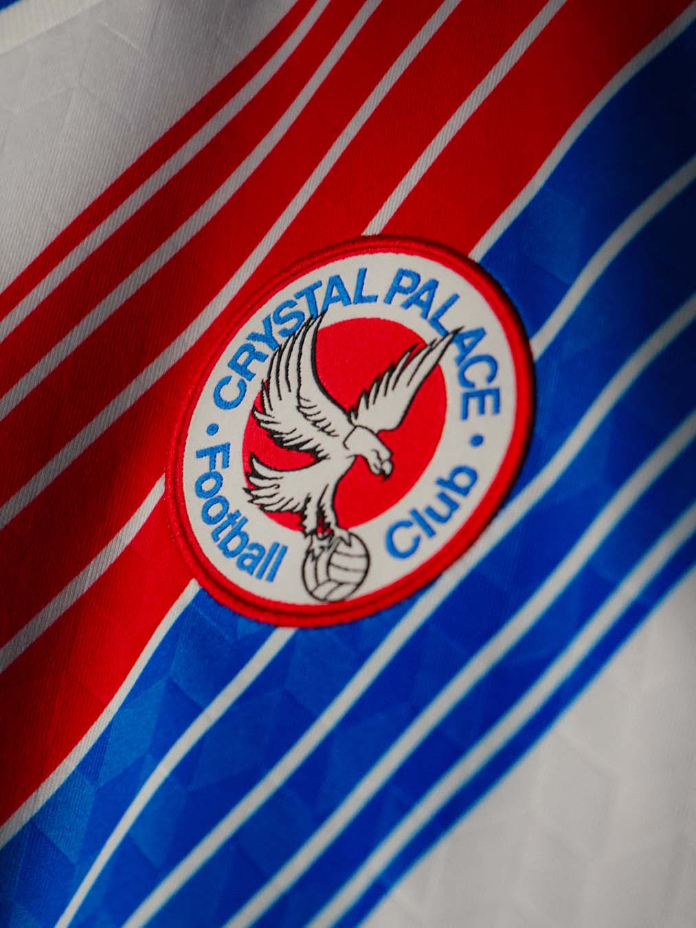 Le maillot domicile de Crystal Palace 2026-2027 arbore la sash iconique !