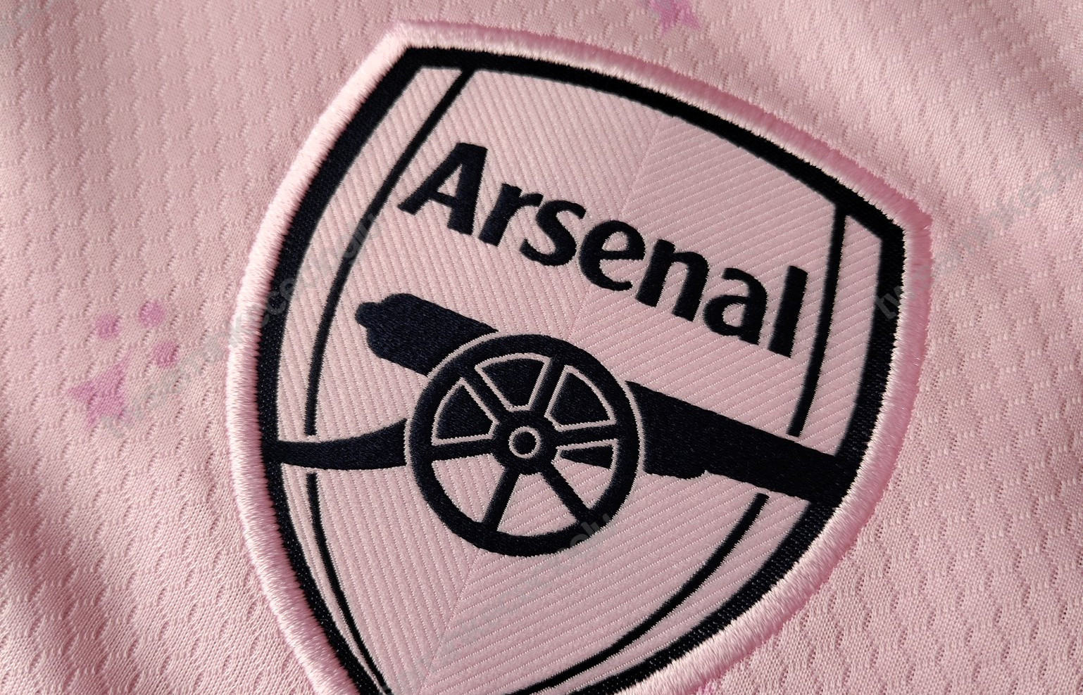 roze-arsenal-voetbalshirt-gelekt.jpg