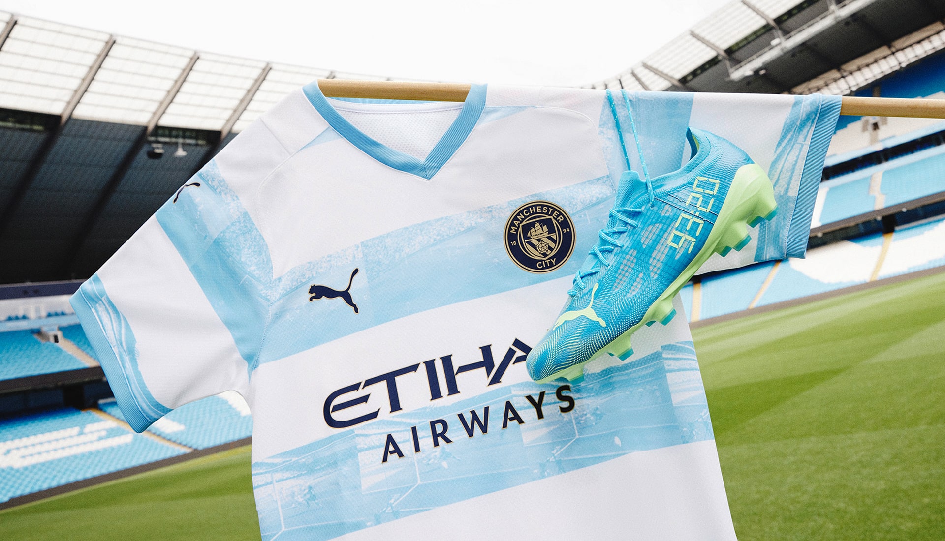 Manchester City célèbre Aguero avec son nouveau maillot pré-match.