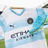 Manchester City célèbre Aguero avec son nouveau maillot pré-match II.jpg