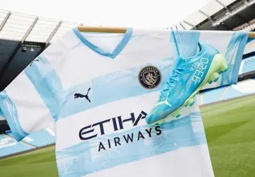 Manchester City célèbre Aguero avec son nouveau maillot pré-match II.jpg