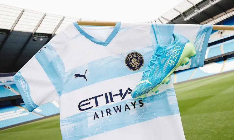 Manchester City célèbre Aguero avec son nouveau maillot pré-match.