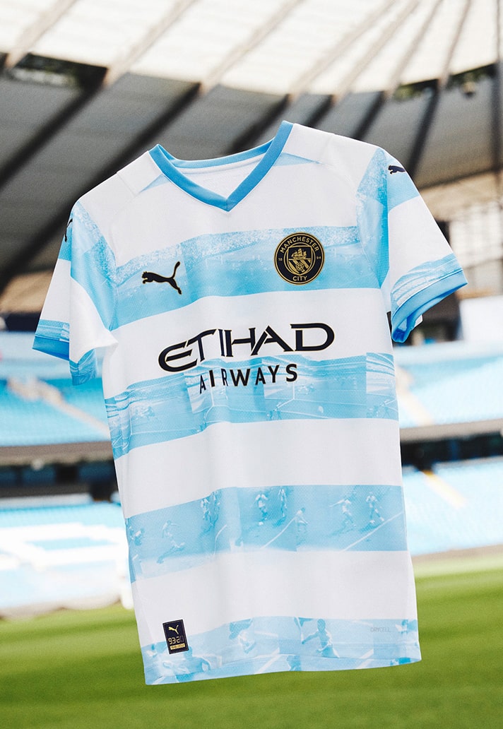 Manchester City célèbre Aguero avec son nouveau maillot pré-match.