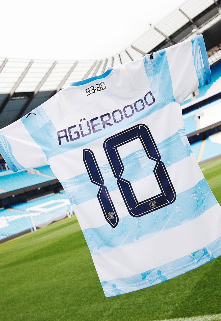 Manchester City célèbre Aguero avec son nouveau maillot pré-match.