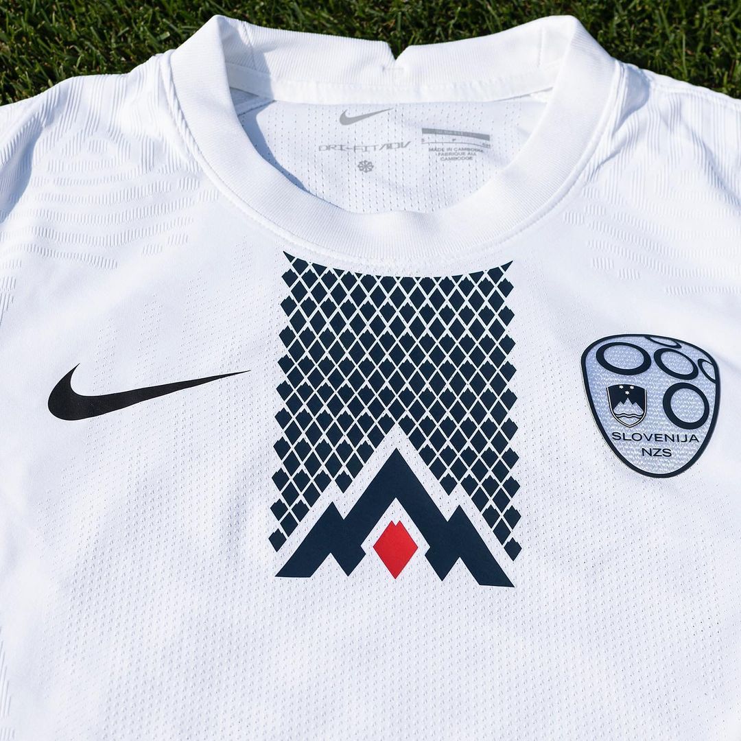 Maillots de football Slovénie 2022-2023