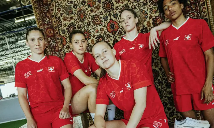 Maillots de football féminin de la Suisse 2022-2023