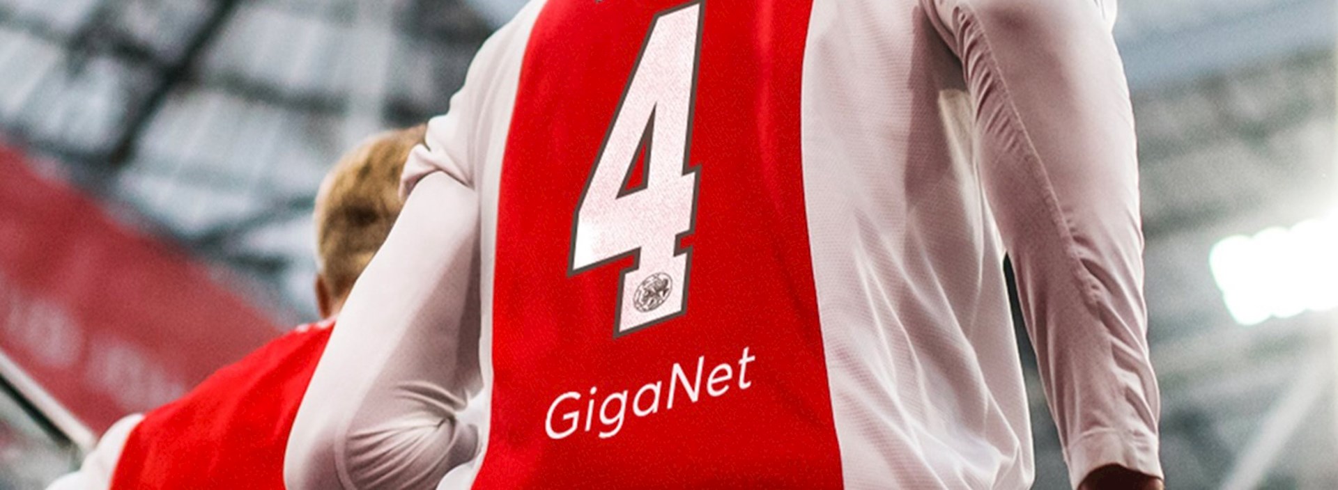 giganet-op-achterkant-ajax-voetbalshirts.jpg