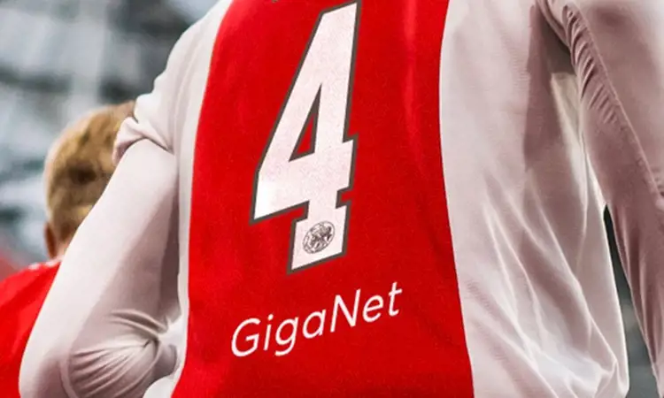 GigaNet de 2022-2023 au dos des maillots de football de l'Ajax Amsterdam