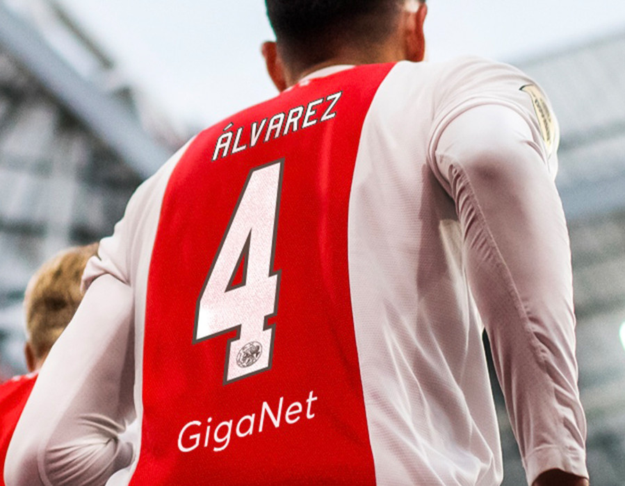 GigaNet de 2022-2023 au dos des maillots de football de lAjax Amsterdam