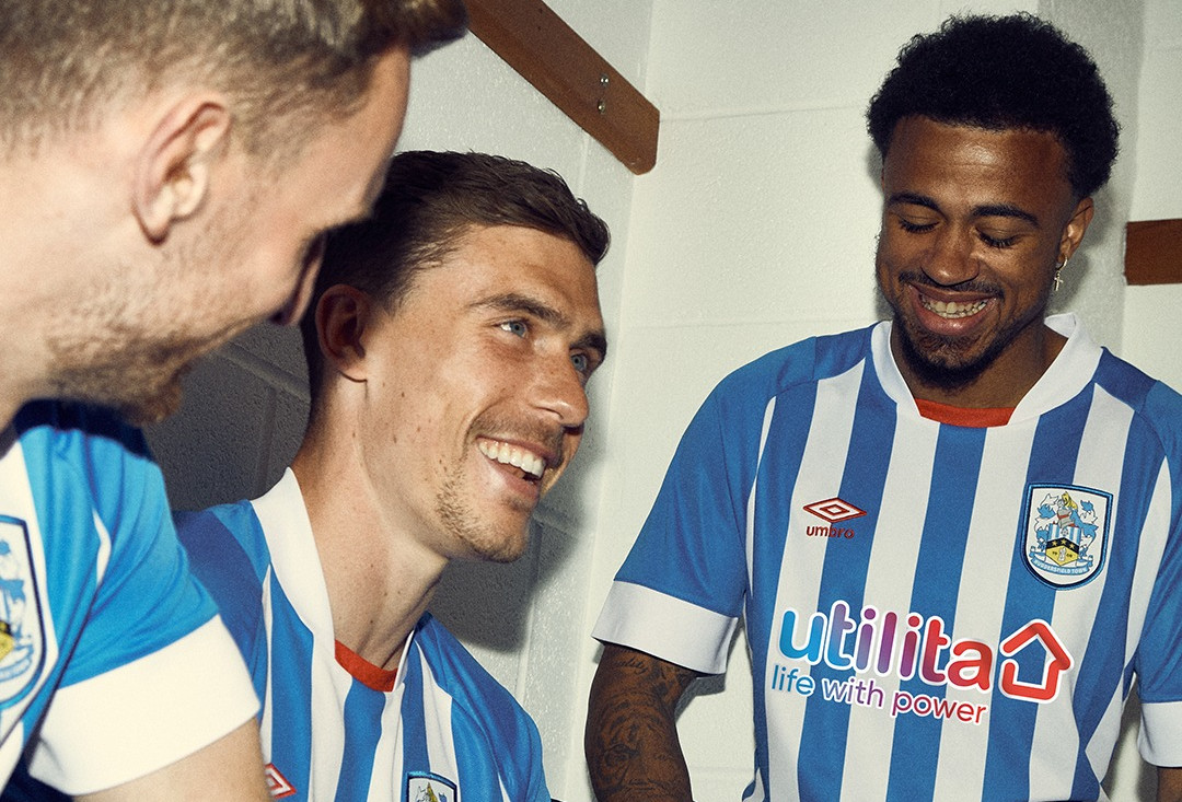 huddersfield-town-voetbalshirts-2022-2023.jpg