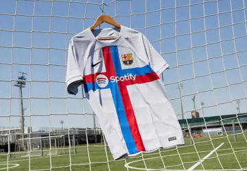 fc-barcelona-3e-voetbalshirt-2022-2023-c.jpg