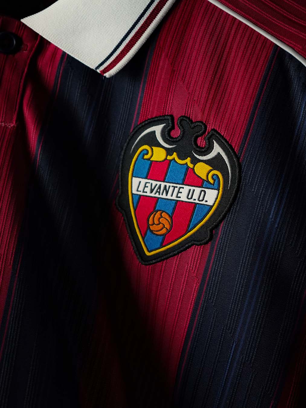 Maillots de Levante 2026-2027 : élégance en bleu et bordeaux