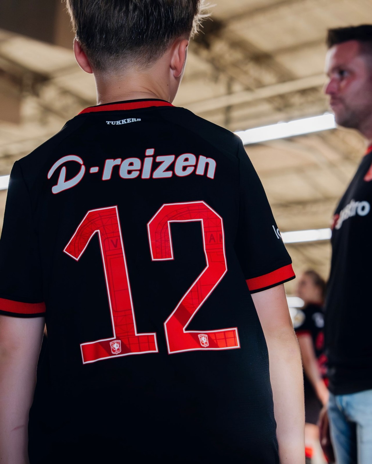 Les maillots du FC Twente 2026-2027 célèbrent le maillot du titre, les supporters en déplacement et Het Diekman