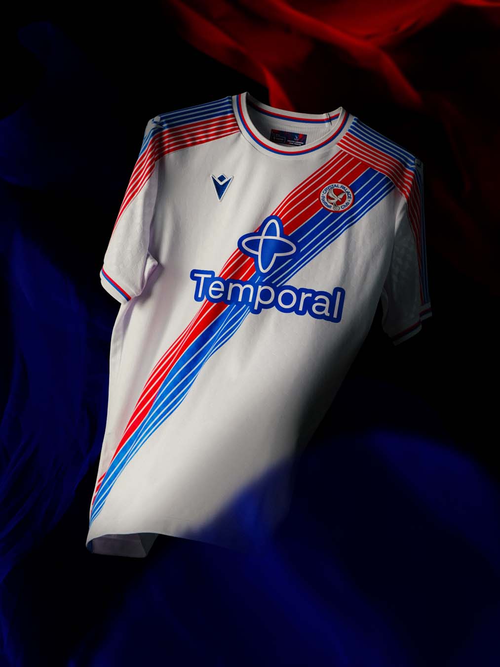 Le maillot domicile de Crystal Palace 2026-2027 arbore la sash iconique !