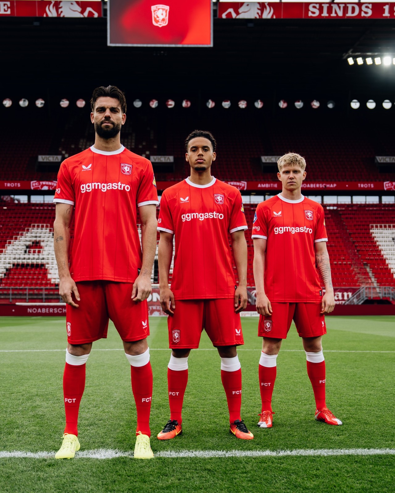 Les maillots du FC Twente 2026-2027 célèbrent le maillot du titre, les supporters en déplacement et Het Diekman