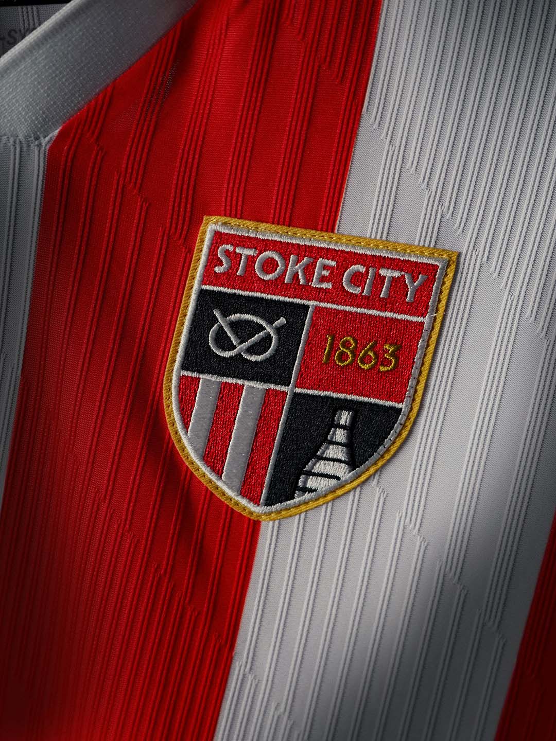 Le maillot domicile du Stoke City 2026-2027 avec un nouveau logo