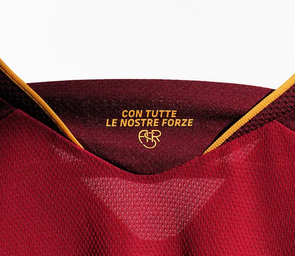 Le maillot domicile de l'AS Roma 2026-2027 respire l'ADN du club