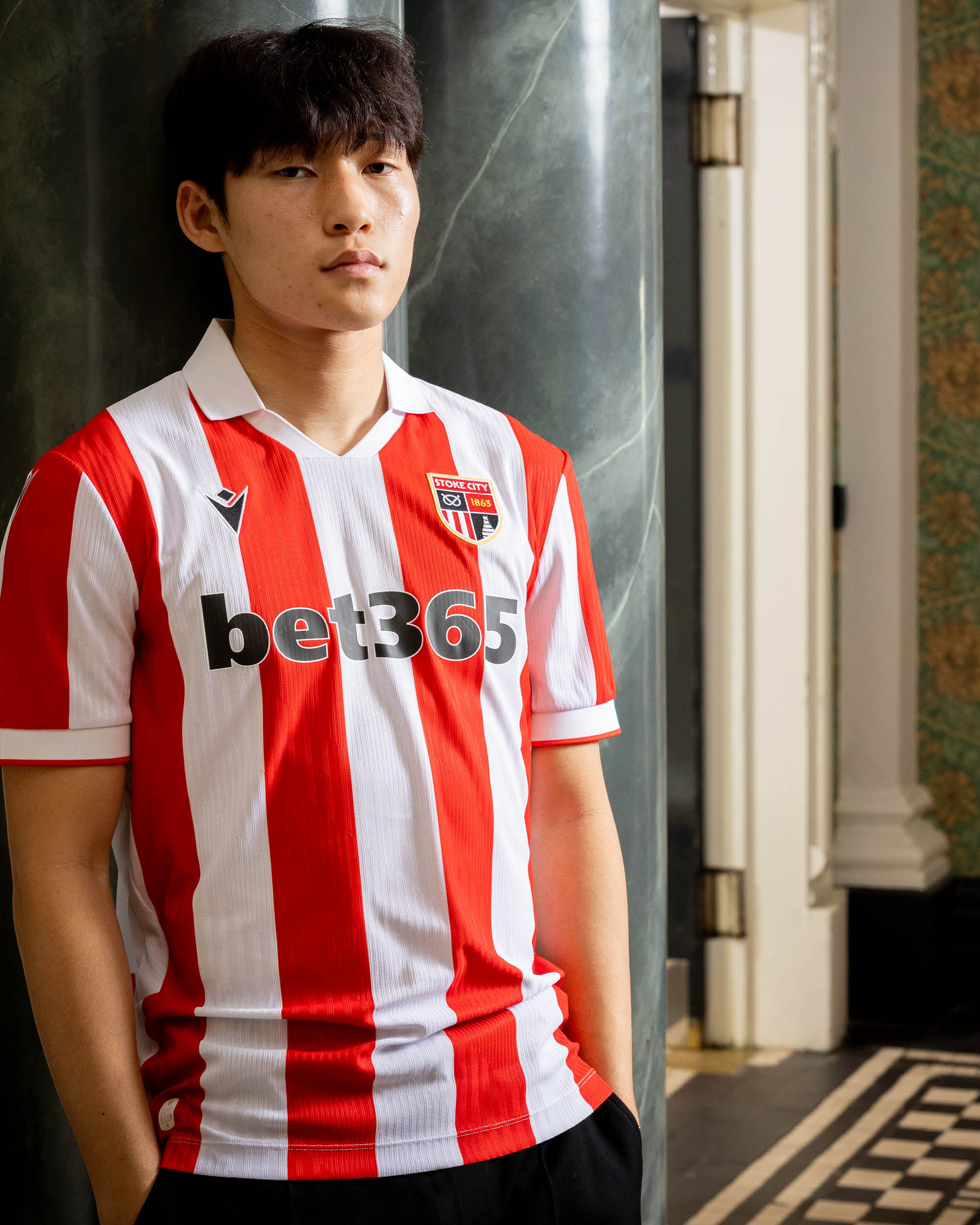 Le maillot domicile du Stoke City 2026-2027 avec un nouveau logo
