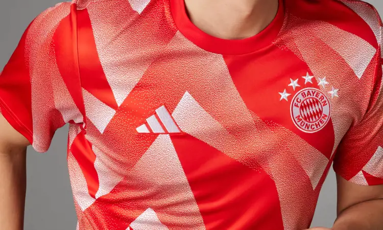 Ce maillot d'échauffement est porté par le Bayern Munich en 2023-2024