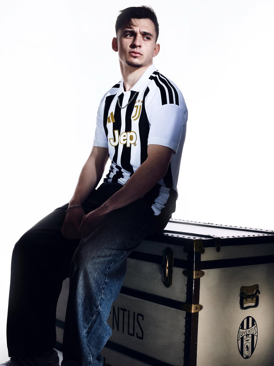 Le maillot domicile de la Juventus 2026-2027 inspiré du maillot 1976-1977