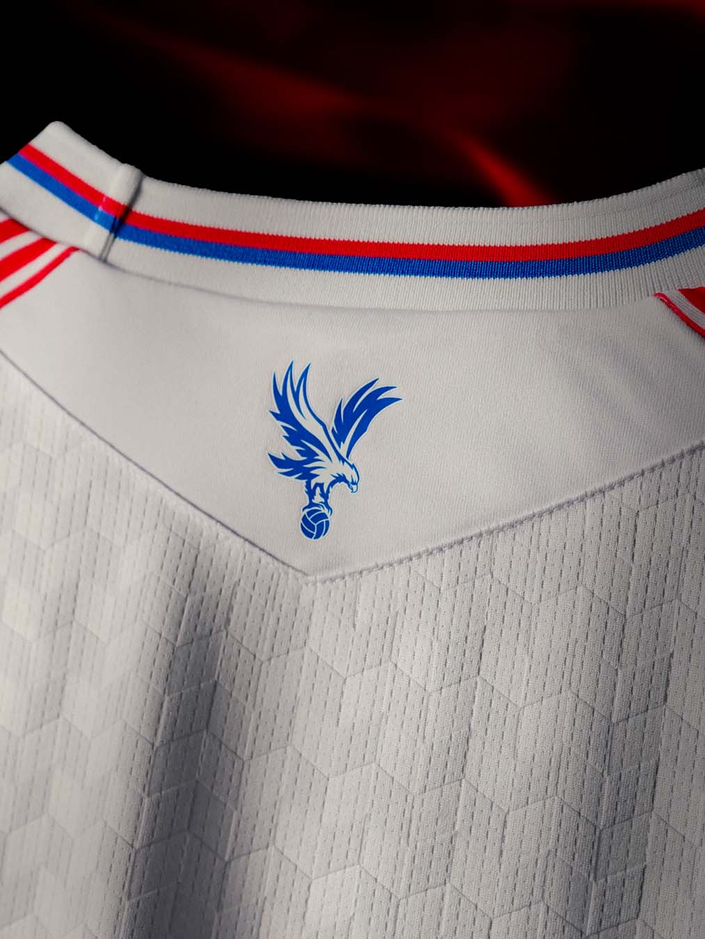 Le maillot domicile de Crystal Palace 2026-2027 arbore la sash iconique !