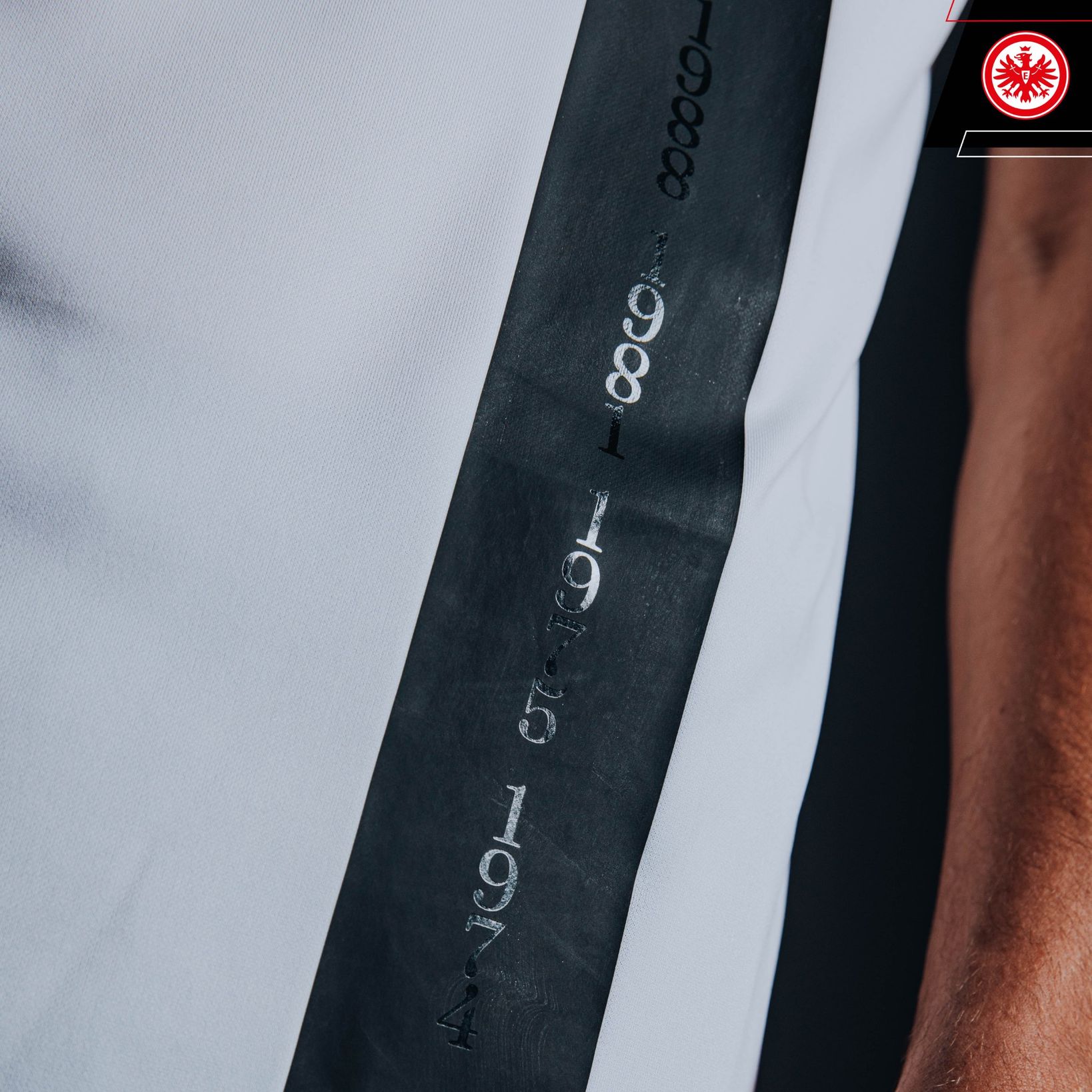 Voici le maillot de football Eintracht Frankfurt DFB Pokal Final 2023