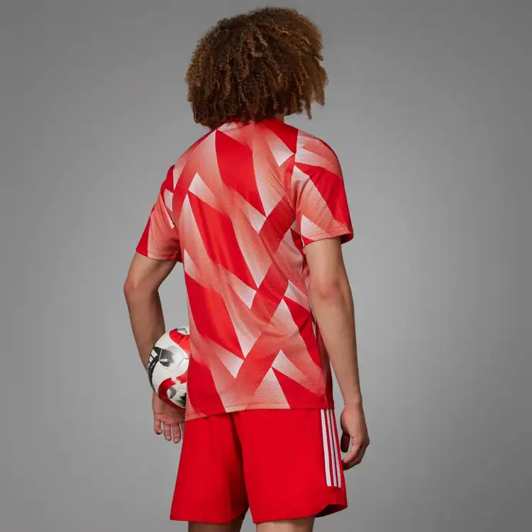 Ce maillot d'échauffement est porté par le Bayern Munich en 2023-2024