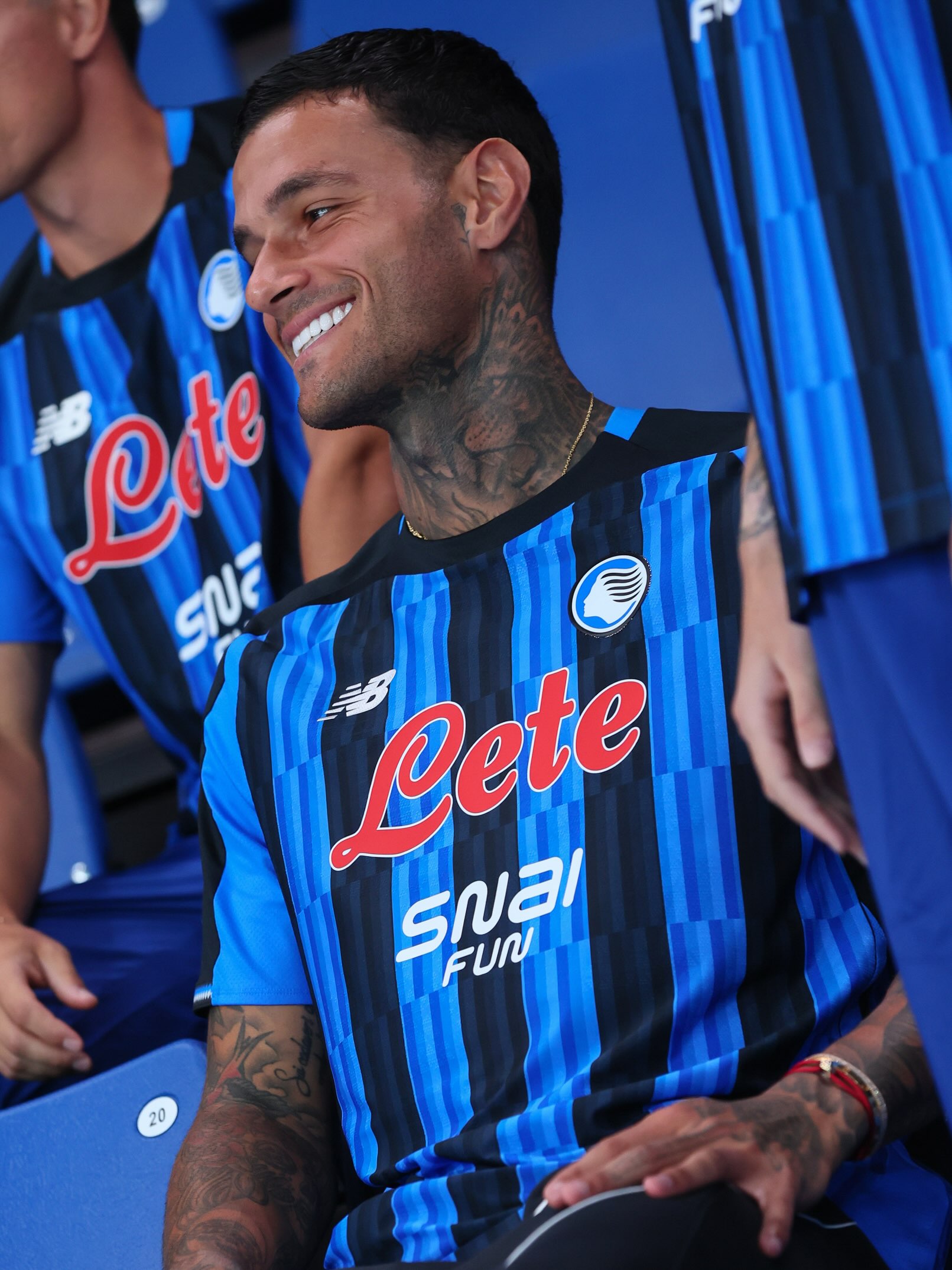 Maillot domicile de l Atalanta Bergame 2026-2027 signe New Balance
