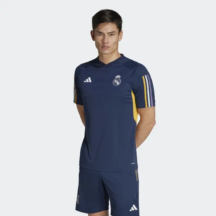 Ce sont les maillots d'entraînement du Real Madrid 2023-2024