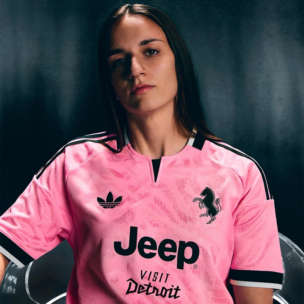 Le maillot extérieur rose de la Juventus 2026-2027 inspiré du premier maillot du club