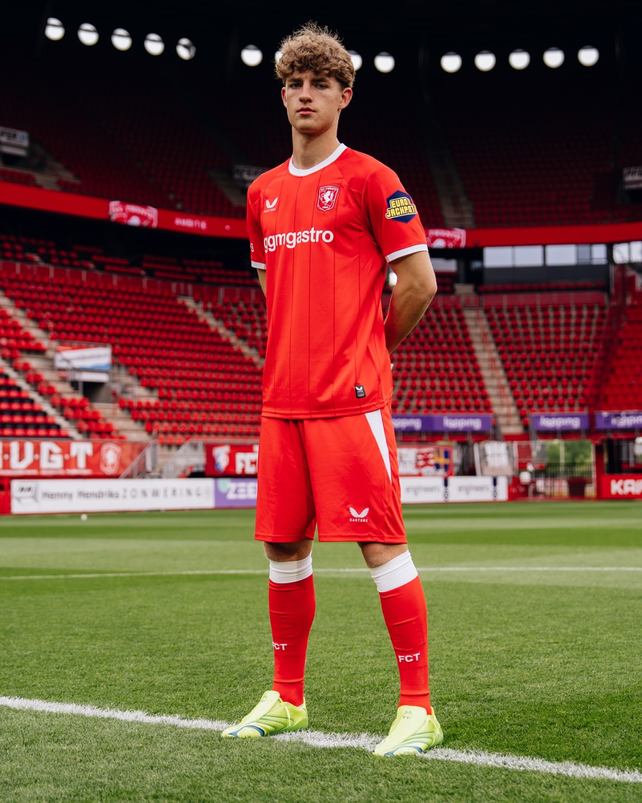 Les maillots du FC Twente 2026-2027 célèbrent le maillot du titre, les supporters en déplacement et Het Diekman