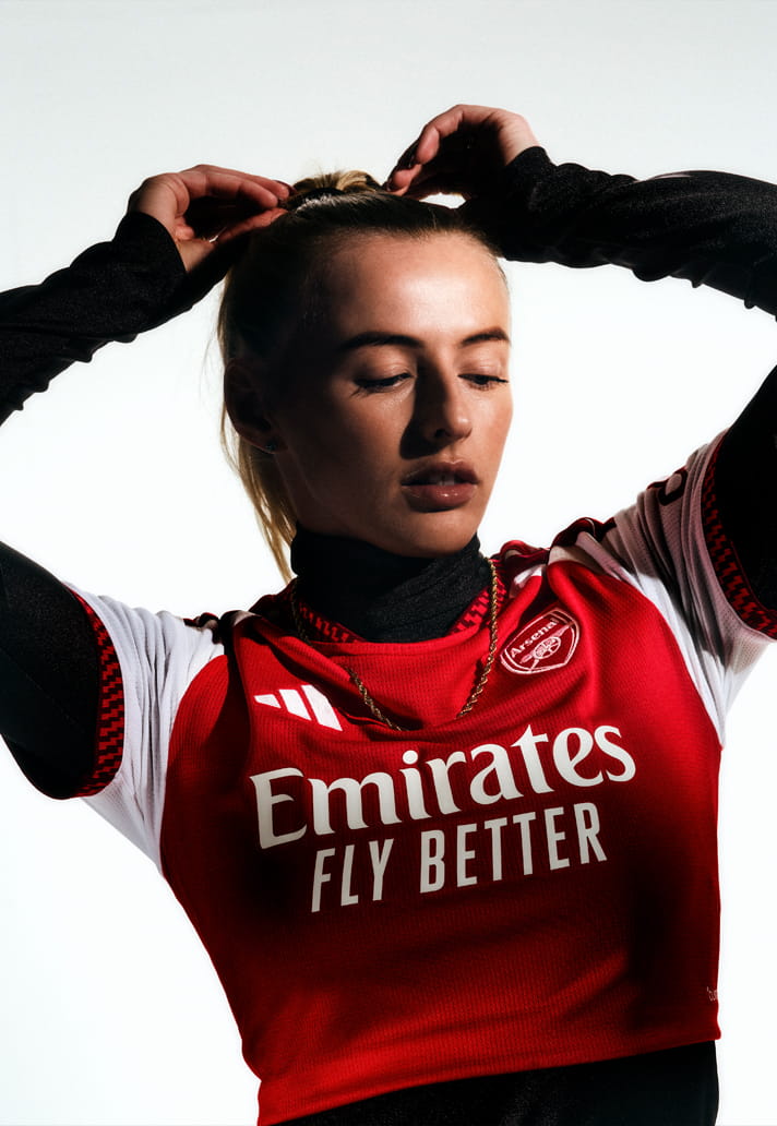 Maillot domicile Arsenal 2026-2027 inspire de l'Emirates Stadium