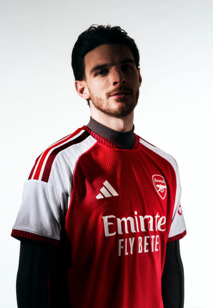 Maillot domicile Arsenal 2026-2027 inspire de l'Emirates Stadium