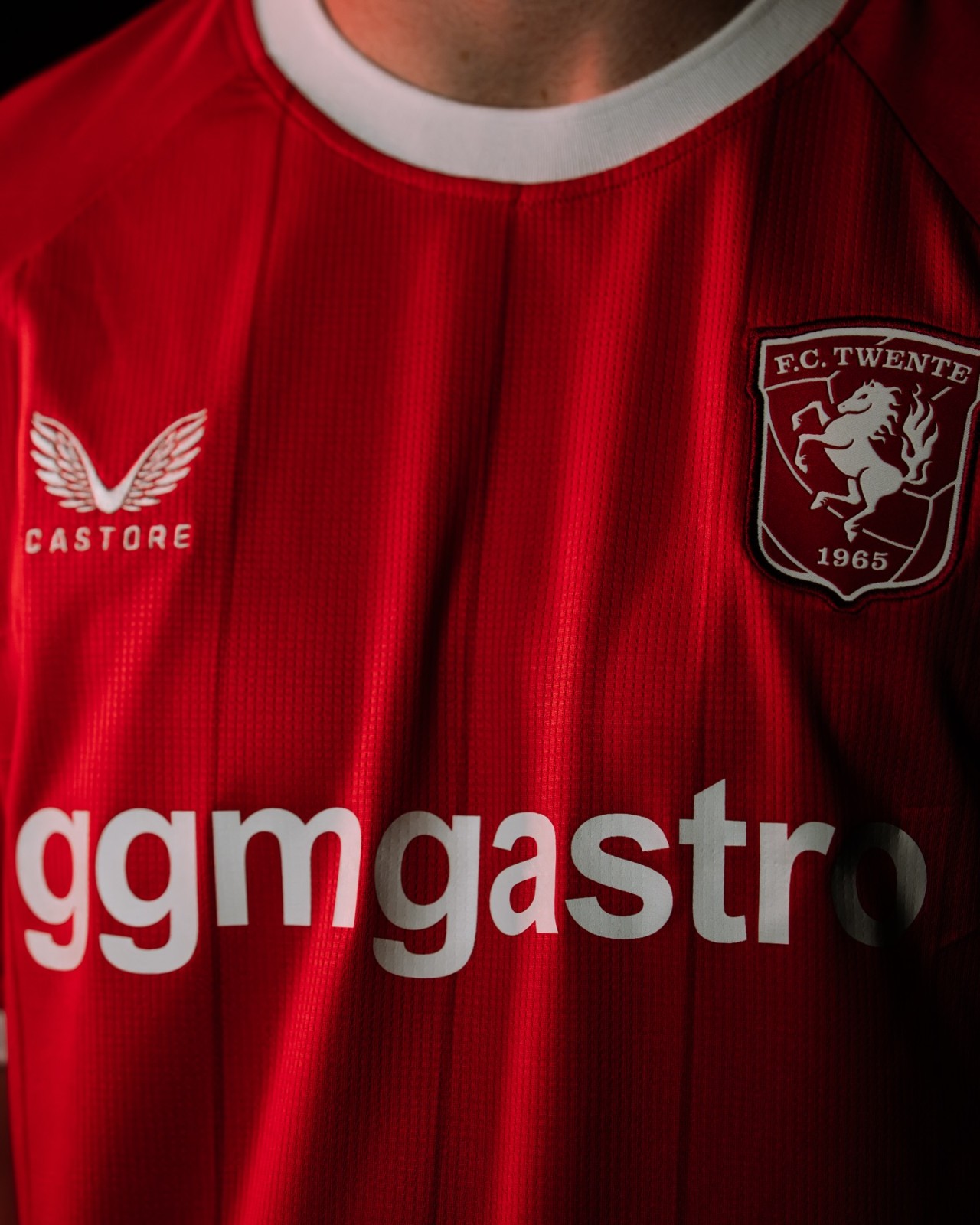Les maillots du FC Twente 2026-2027 célèbrent le maillot du titre, les supporters en déplacement et Het Diekman