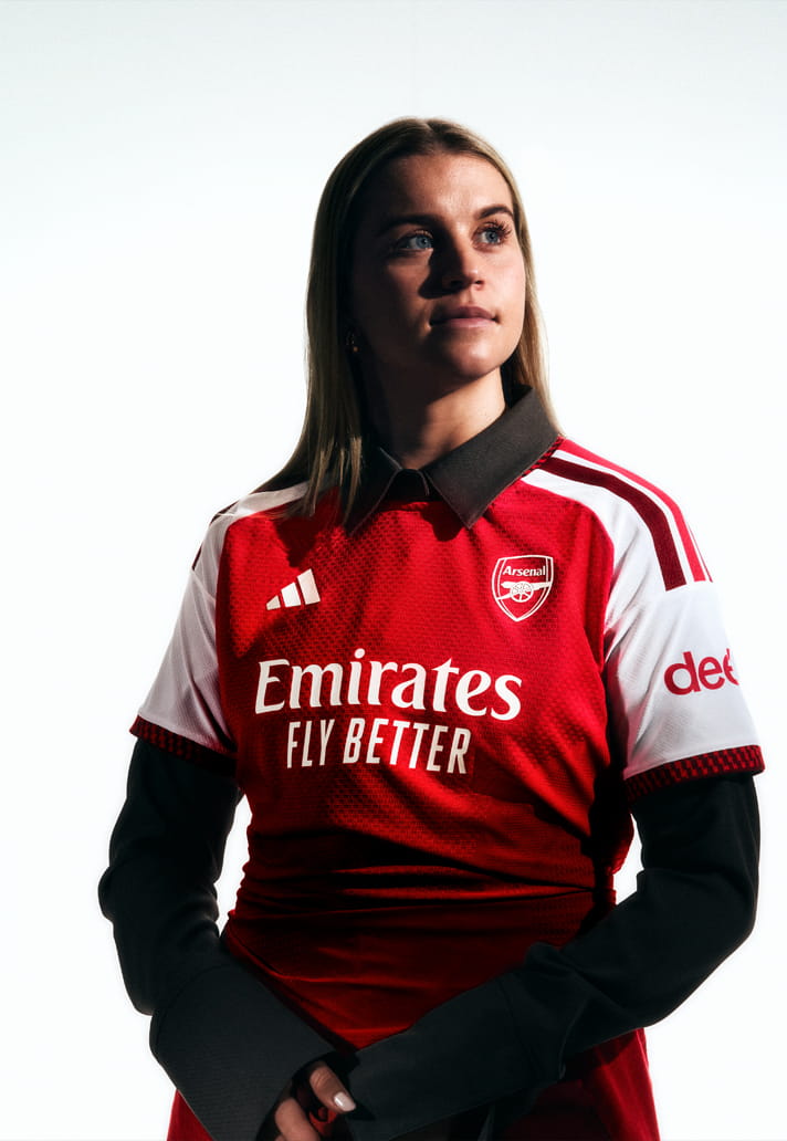 Maillot domicile Arsenal 2026-2027 inspire de l'Emirates Stadium