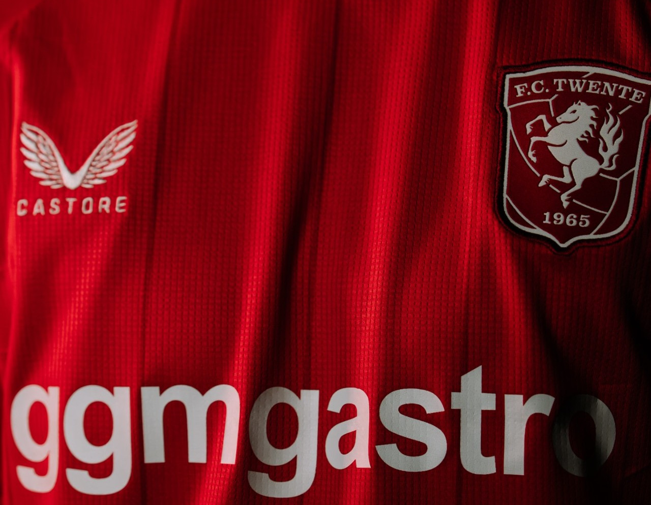 Les maillots du FC Twente 2026-2027 célèbrent le maillot du titre, les supporters en déplacement et Het Diekman