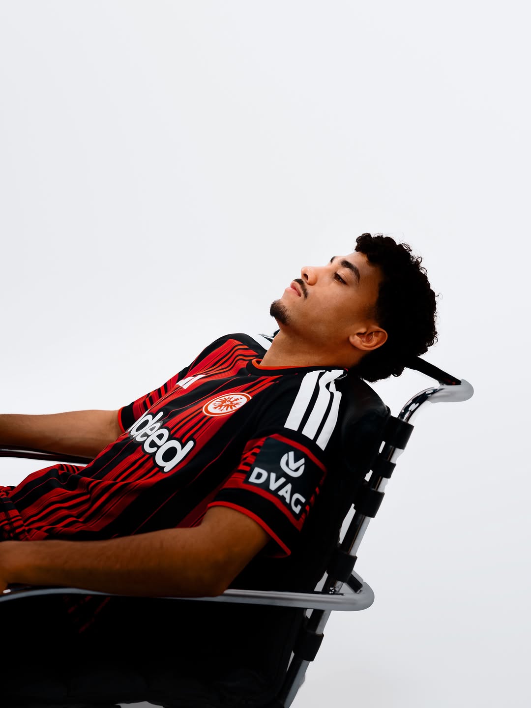 Maillot domicile Eintracht Frankfurt 2026-2027 au twist moderne !