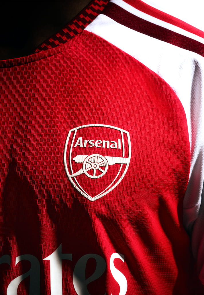 Maillot domicile Arsenal 2026-2027 inspire de l'Emirates Stadium