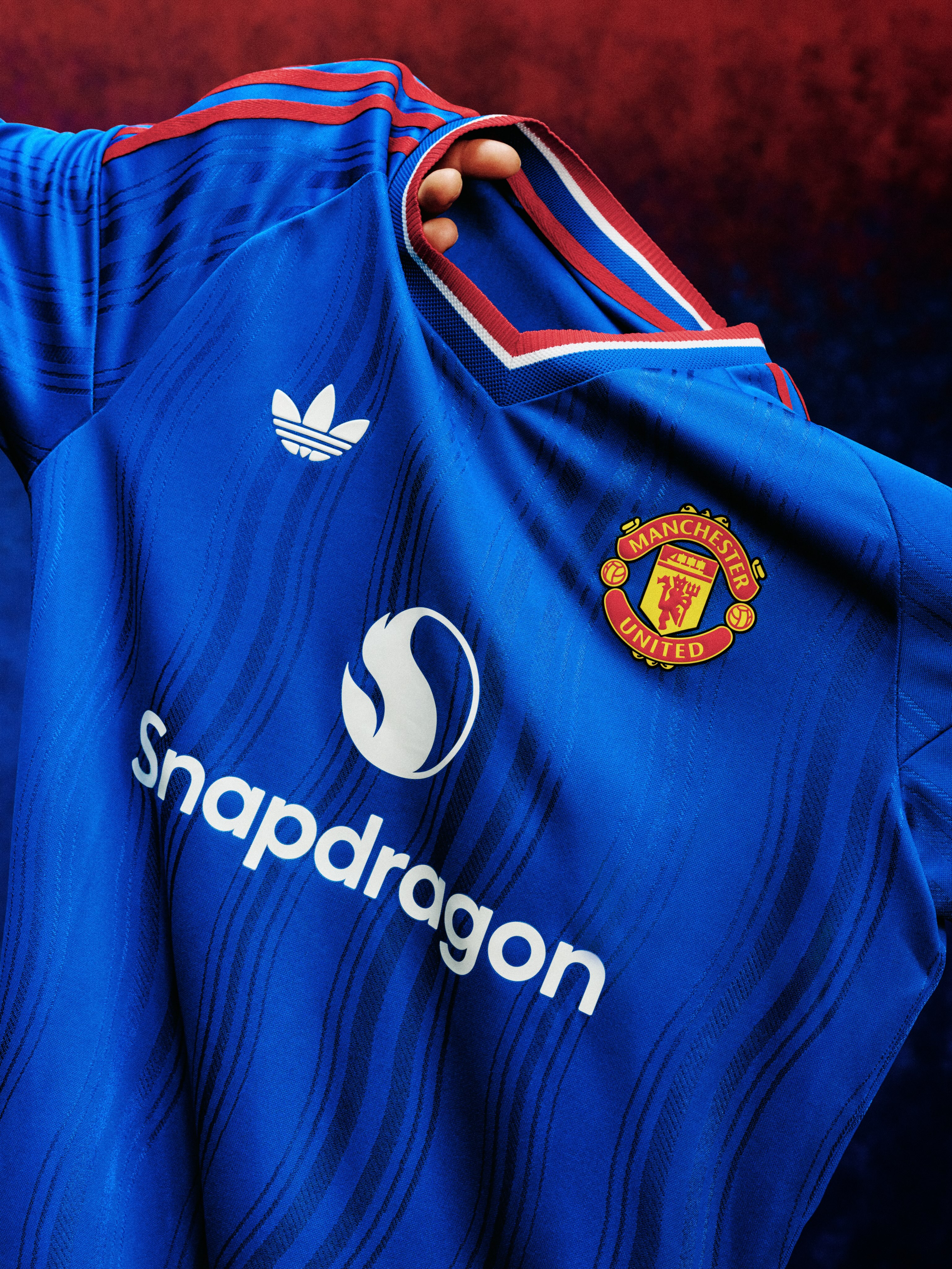 Le maillot extérieur de Manchester United 2026-2027 fait revenir l'iconique design bleu