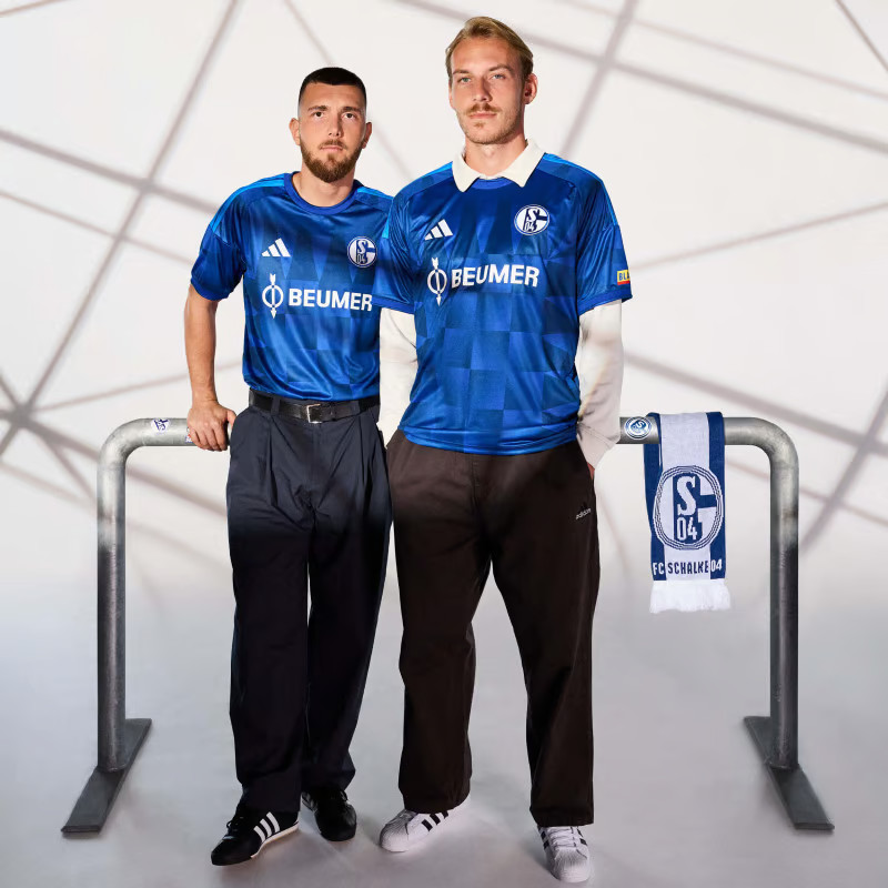 Maillots de Schalke 04 2026-2027 hommage aux 25 ans de la VELTINS-Arena
