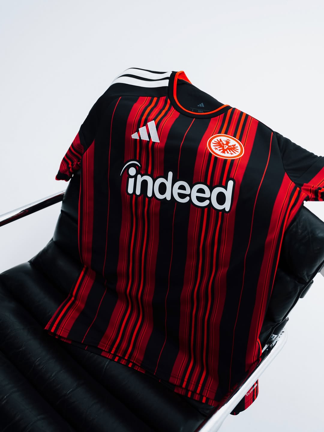 Maillot domicile Eintracht Frankfurt 2026-2027 au twist moderne !