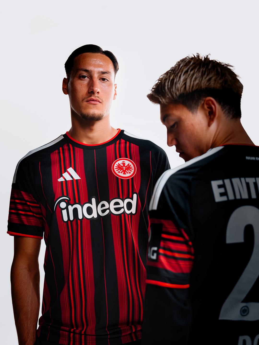 Maillot domicile Eintracht Frankfurt 2026-2027 au twist moderne !