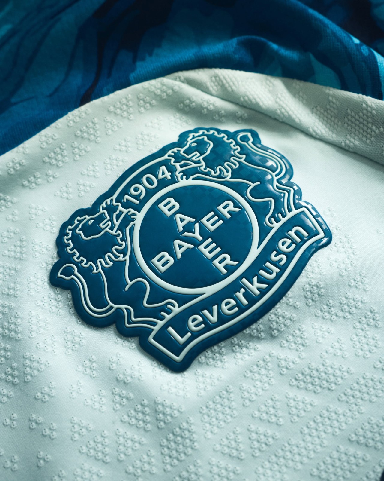 Les maillots du Bayer Leverkusen 2026-2027 inspirés de la BayArena et de la « City of Colours »
