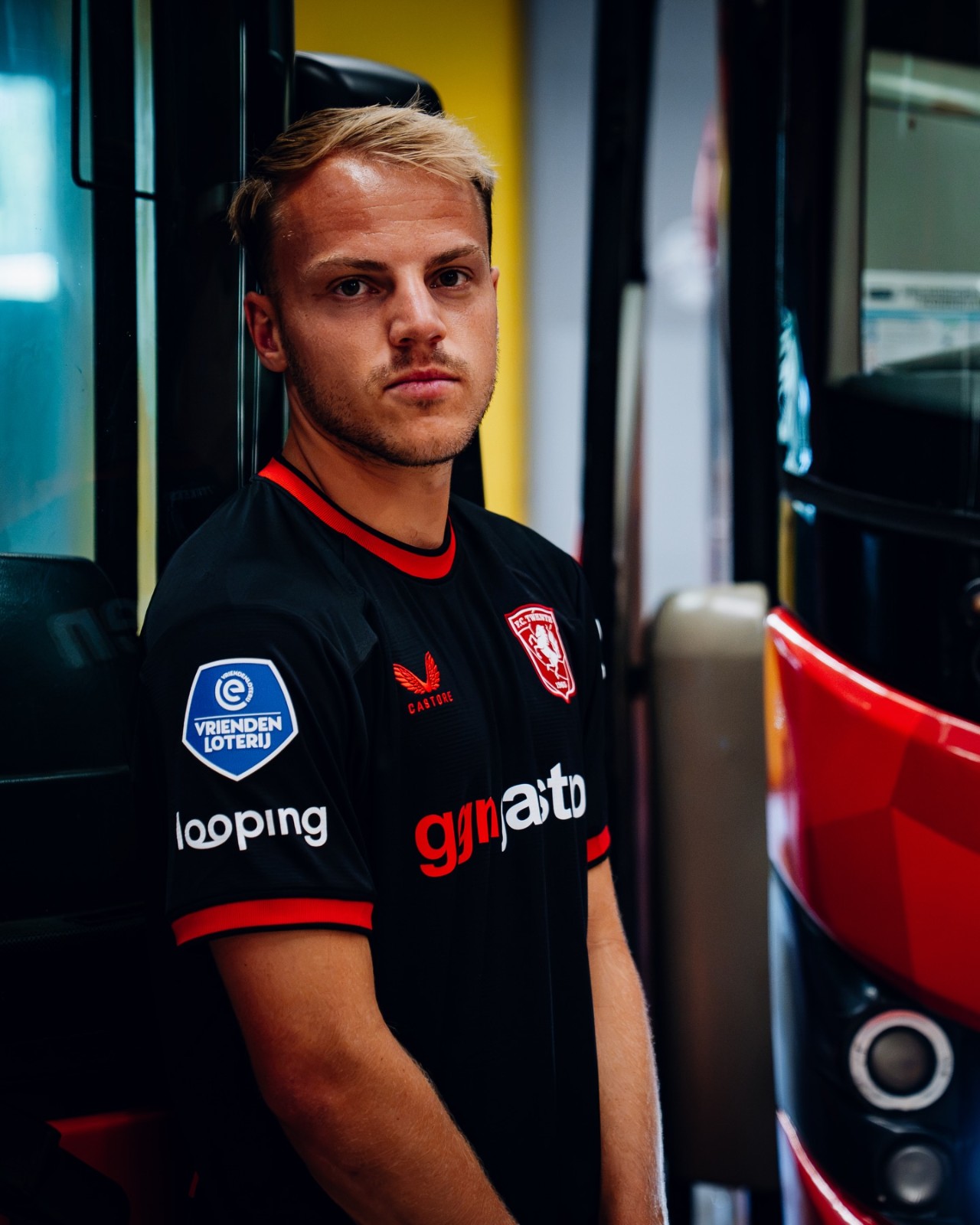Les maillots du FC Twente 2026-2027 célèbrent le maillot du titre, les supporters en déplacement et Het Diekman
